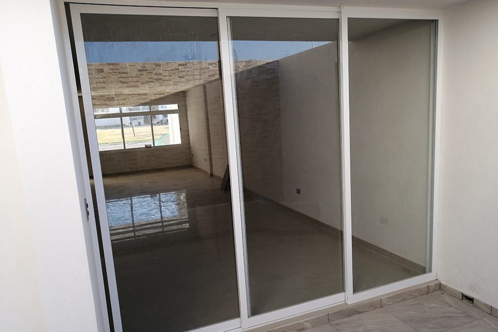 Instalación de Cancelería Comercial en Puebla México Tlaxcala